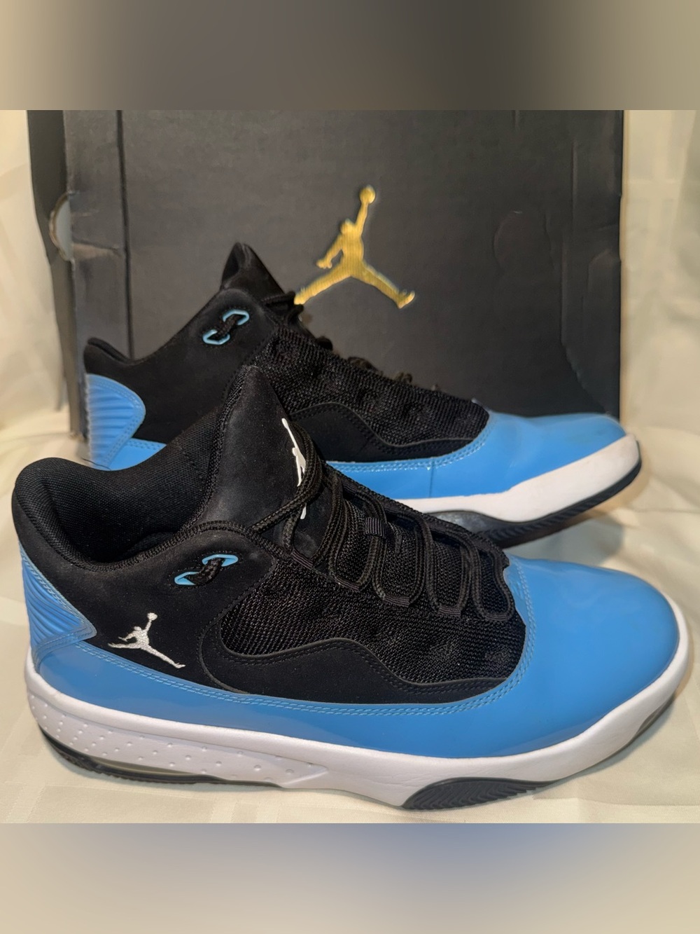 Nike Air Jordan Max Aura 2 in Black and University Blue Men’s 9.5 - Picture 3 of 8